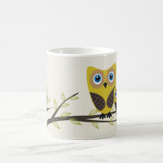 Mug Les hiboux couplent sur l'arbre