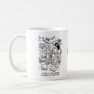 Mug Les hommes de l'espace écoutent frapper à la porte