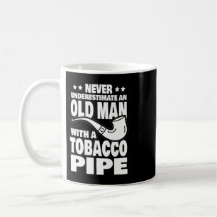 Mug Les hommes ne sous-estiment jamais un vieil homme 