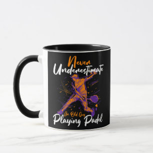 Mug Les Hommes Ne Sous-Estiment Jamais Un Vieux Homme 