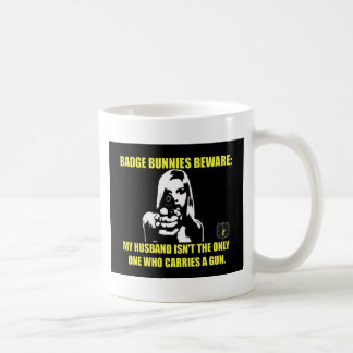 Mug Les lapins d'insigne prennent garde