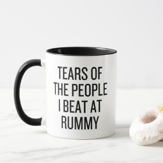 Mug Les larmes des gens que je bat à la Rummy Card Drô