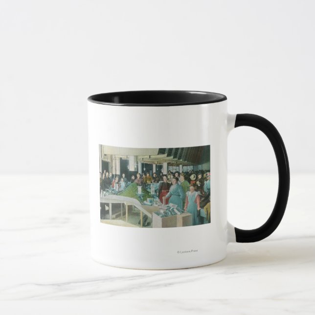 Mug Les ouvriers empaquetent les raisins préformés au  (Droite)