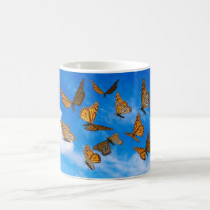 Mug Les papillons monarques dans le ciel