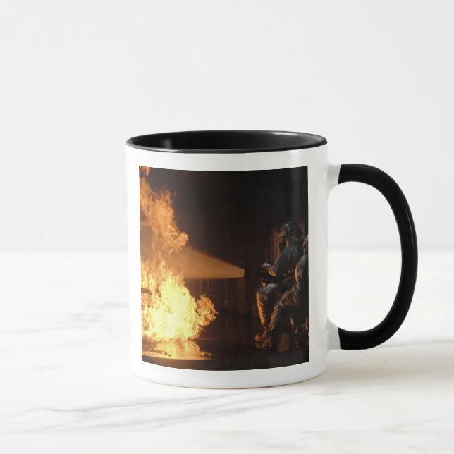 Mug Les pompiers éteignent un feu simulé de batterie (Droite)