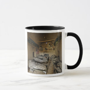 Mug Les soldats des USA dorment dans une maison