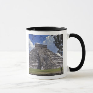 Mug Les touristes passent devant un côté non restauré 