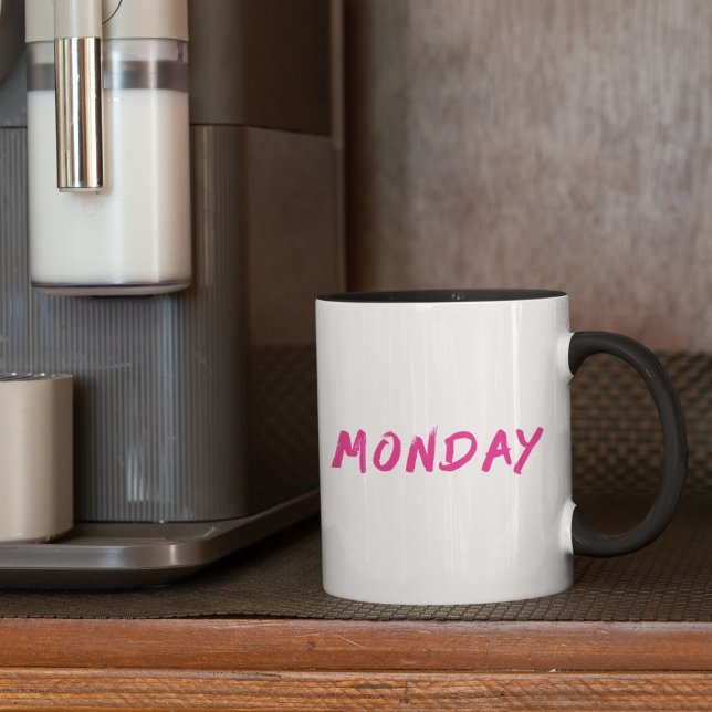 Mug Lettering Design ‘Monday’ en rose (Créateur téléchargé)
