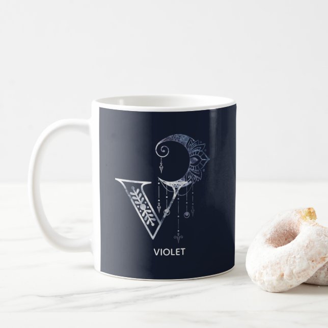 Mug Lettre monogramme V Boho Crescent Moon Mandala (Avec donut)
