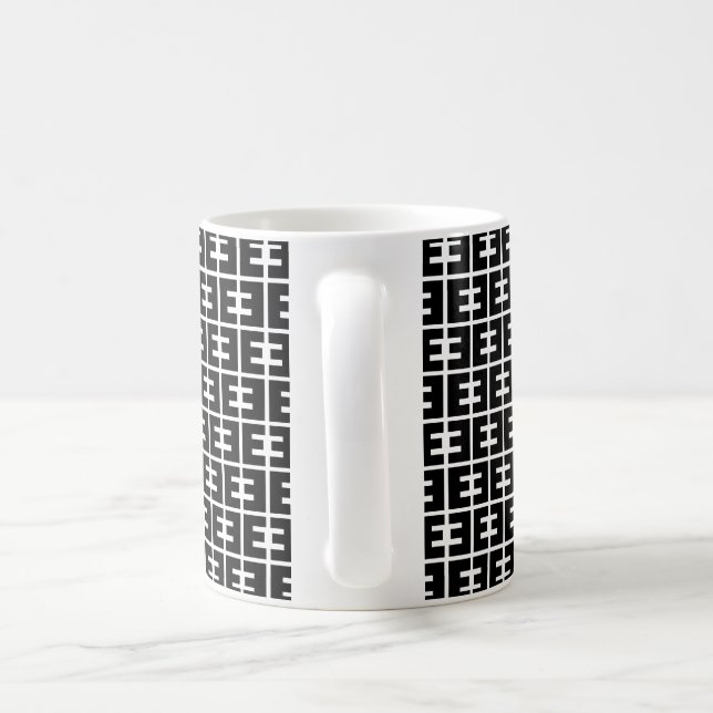 Mug LETTRE NOIRE ET BLANCHE GRAVE E Alphabet Motif (Poignée)