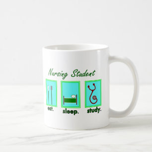 Mug l'étudiant de soins mangent l'étude de sommeil