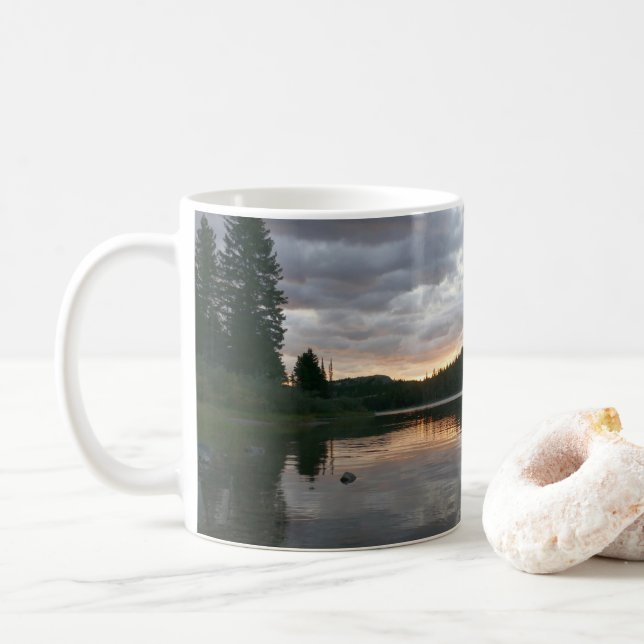 Mug Lever du soleil au lac Swiftcurrent II (Avec donut)