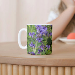Mug Libellule Darner aux Yeux Bleus sur Fleurs Violett