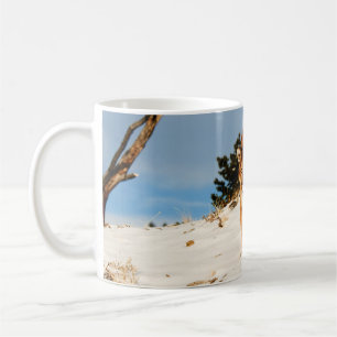 Mug Lion de montagne sur une colline enneigée