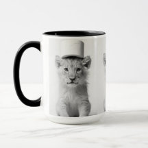 Lionceau drôle portant un chapeau en papier toilet