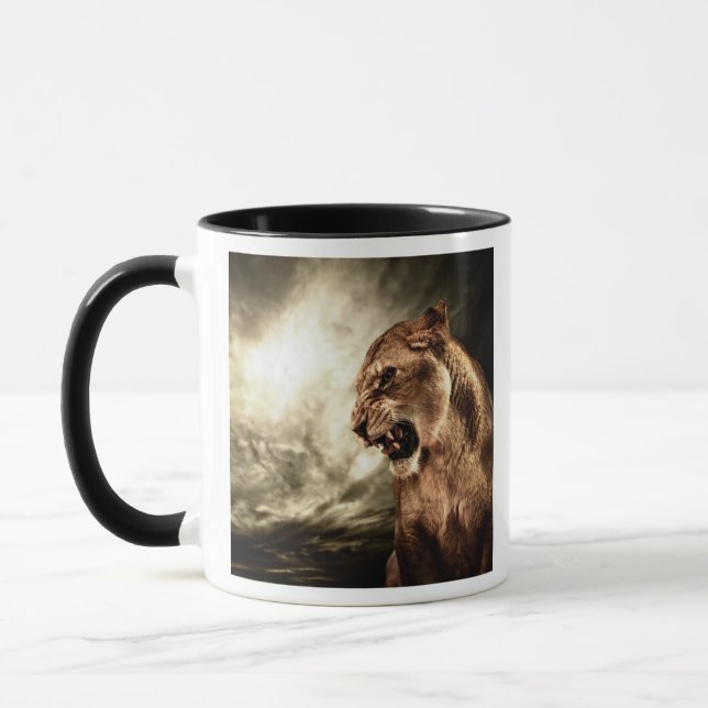 Mug Lionne d'hurlement contre le ciel orageux (Gauche)