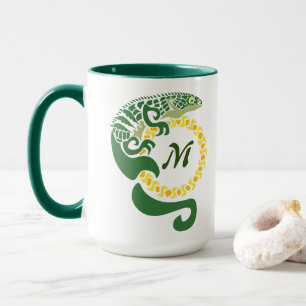 Mug Lizard, un alligator tribal, qui serre un monogram