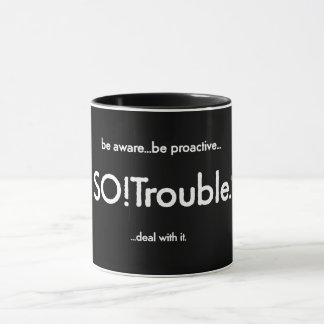 Mug Logo et slogan de SO!Trouble sur fond noir