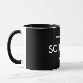 Mug Logo SO!Trouble et ligne de tag sur fond noir