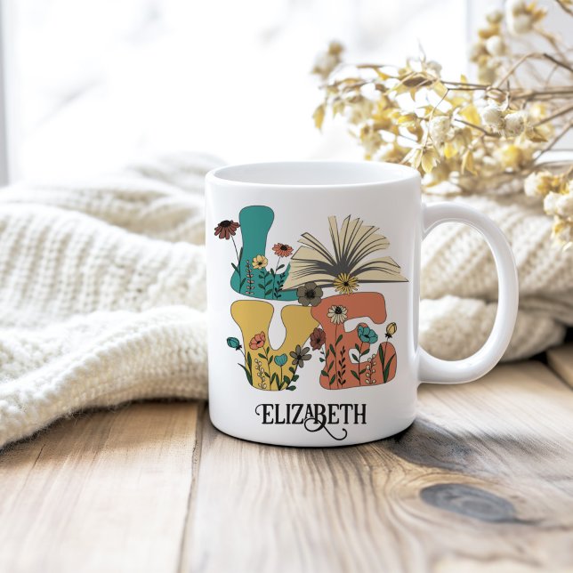 Mug LOVE Books Nom personnalisé Fleurs sauvages rétro (LOVE Books Custom Name Retro Wildflowers Coffee Mug on a neutral cozy wooden table.)
