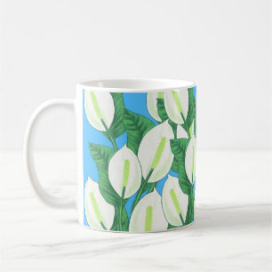Mug Lys blancs sur arrière - plan bleu pâle