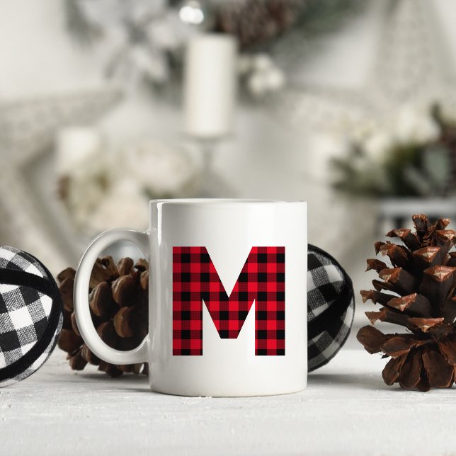 Mug M majuscule de monogramme à carreaux bison rouge e (Letter M Monogram Christmas Coffee Cup)