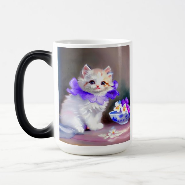 Mug Magic Chat blanc avec collier de fleurs violettes (Gauche)