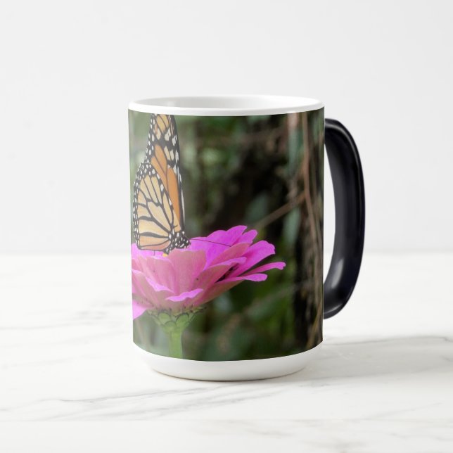 Mug Magic Papillon Monarque sur une jolie fleur rose Zinnia (Devant droit)