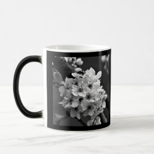 Mug Magic Photo de petites fleurs blanches en N&B