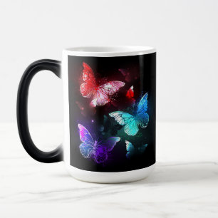 Mug Magic Trois papillons brillants sur l'arrière - plan de