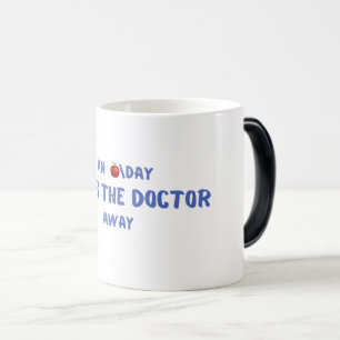 Mug Magic Une pomme par jour garde le docteur loin