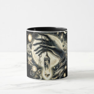 Mug Main tenant un cristal sous la lumière de la lune