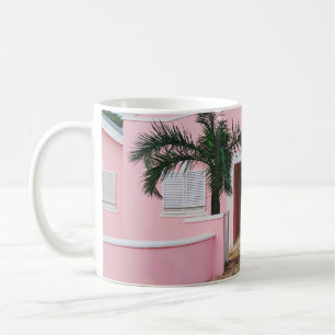 Mug Maison en béton rose et blanc près des arbres vert