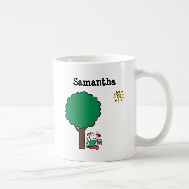 Mug Maisy lit son livre de bibliothèque dehors (Droite)