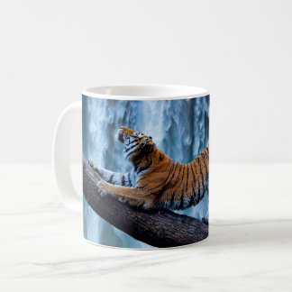 Mug Majestic Tiger se détendre à une belle cascade