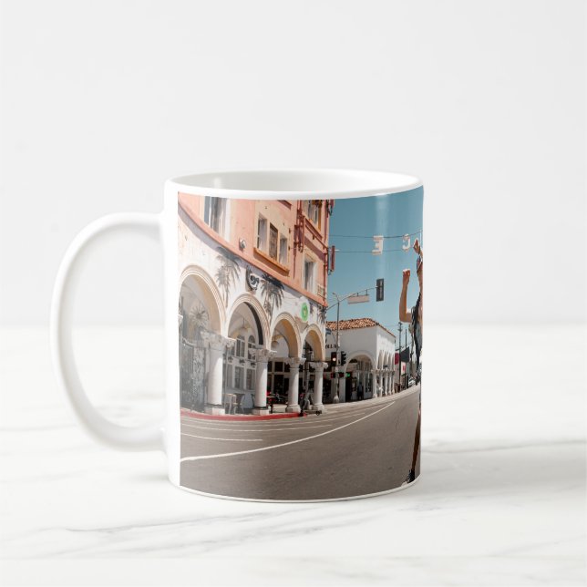 Mug Man playing skateboard (Gauche)