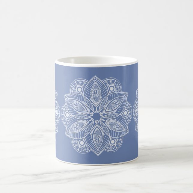 Mug Mandala blanc exotique sur Arrière - plan bleu (Centre)