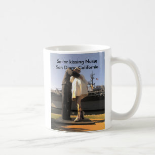Mug Marin embrassant l'infirmière à San Diego