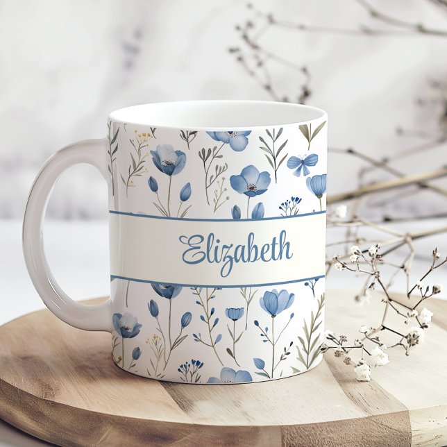 Mug Marine bleu Aquarelle Fleurs sauvages Nom du scrip (Navy Blue Watercolor Wildflowers Poppy Script Name Coffee Mug on a boho wooden kitchen table.)