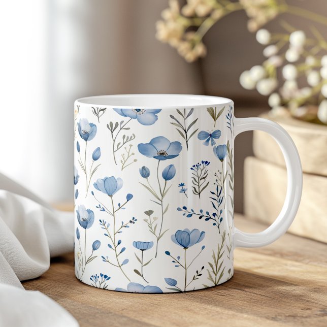 Mug Marine bleu Aquarelle Fleurs sauvages Populaires (Navy Blue Watercolor Wildflowers Poppy Coffee Mug on a boho neutral wooden table.)