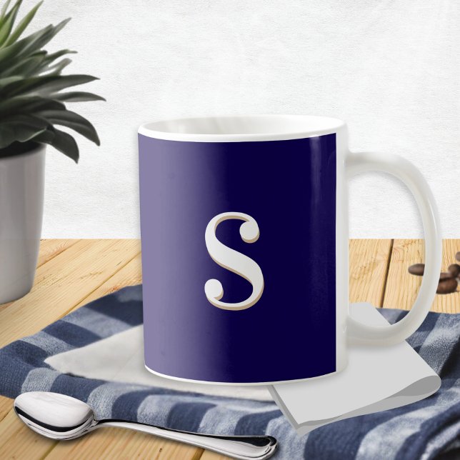 Mug Marine Bleu simple élégant Monogramme initial (A stylish monogrammed coffee mug, in dark navy blue with white custom initial on both sides)