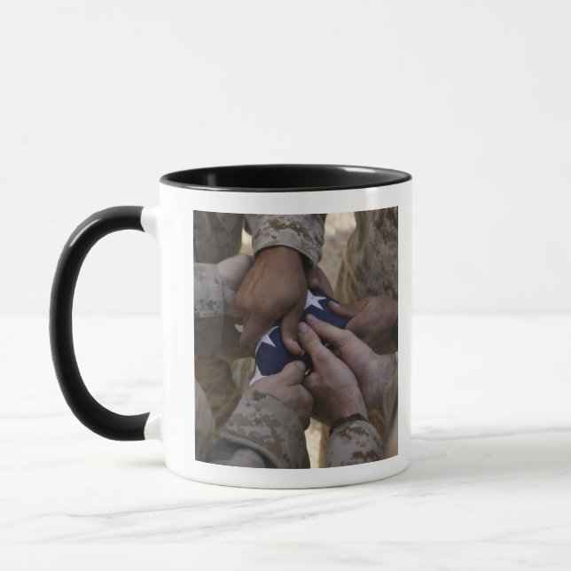 Mug Marines plient un drapeau américain (Gauche)