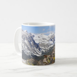 Mug Marmotte à ventre jaune qui regarde les montagnes