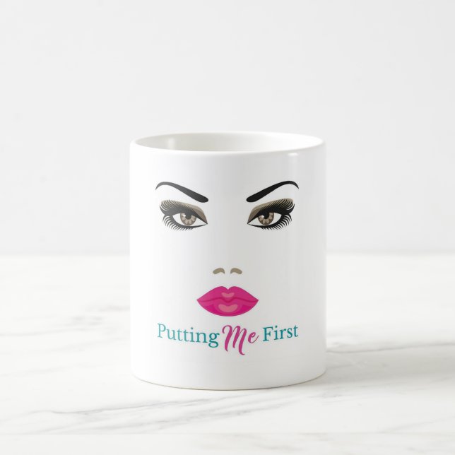 Mug Me mettant premier T-shirt (Centre)