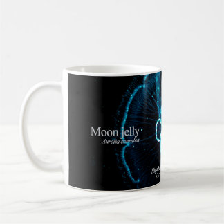 Mug Méduse commune dans l'espace sous-marin