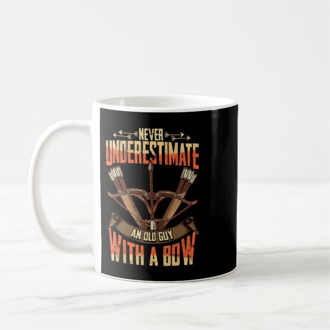 Mug Mens Bowhunter ne sous-estime jamais un vieil homm (Gauche)