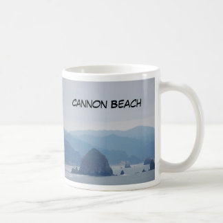 Mug Meule de foin de plage de canon dans la brume