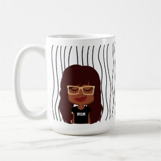 Mug Mignonne Femme Qui Soupçonne A Frappé De La Mug. C
