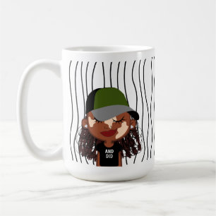 Mug Mignonne Femme Qui Soupçonne A Frappé De La Mug. C
