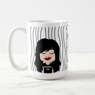 Mug Mignonne Femme Qui Soupçonne A Frappé De La Mug. C